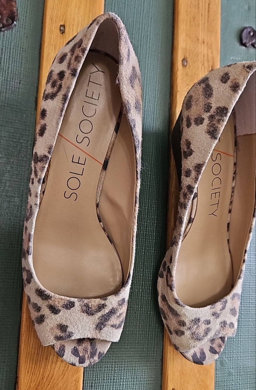 SOLE SOCIETY Women's Leopard Print 1.5 Inch Peep Toe Wedge Heels, Size 7.5